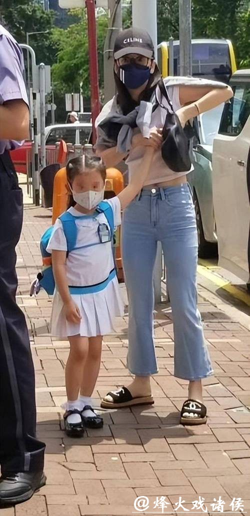 方媛现身沙田马场！3胎后陪郭富城赛马，教两个女儿比耶拍照